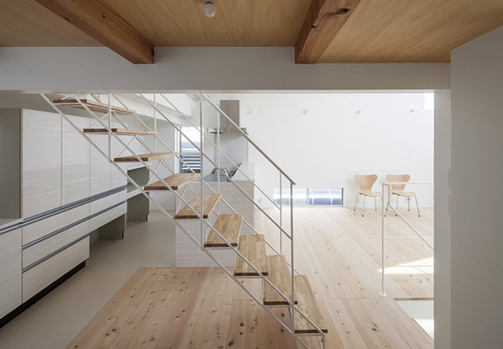 ダイニングスペースとキッチンを緩やかに分ける階段