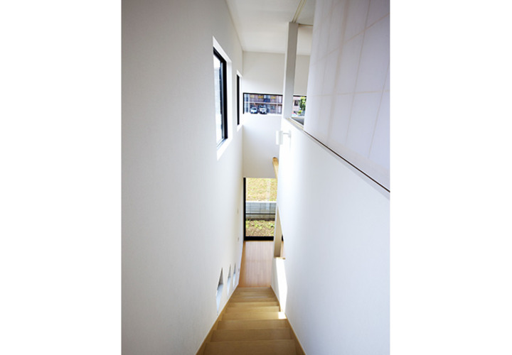 階段の視線の先に設ける開口部