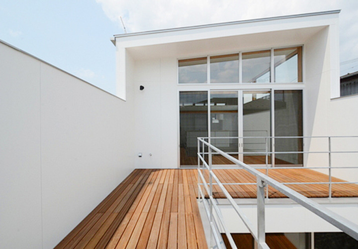 L字型のウッドデッキ