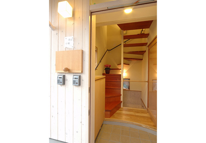 広くはないけれど狭さを感じさせない玄関と階段室