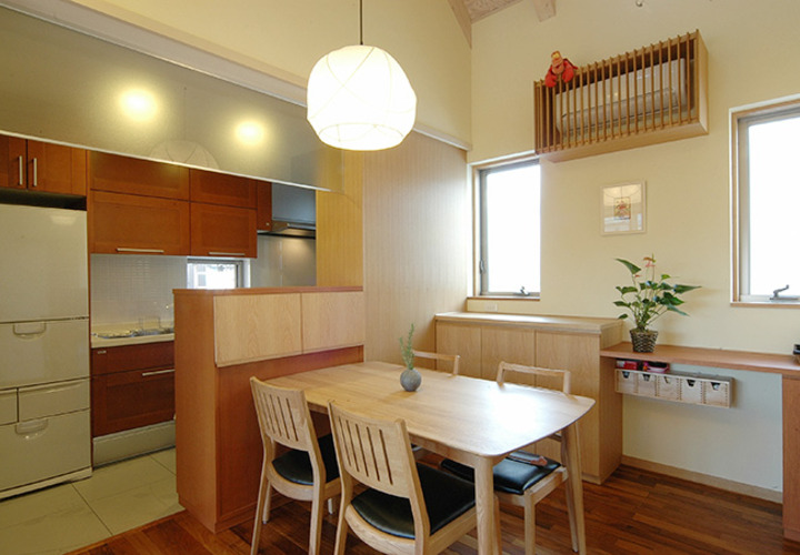 小さな収納がいっぱいのダイニングキッチン