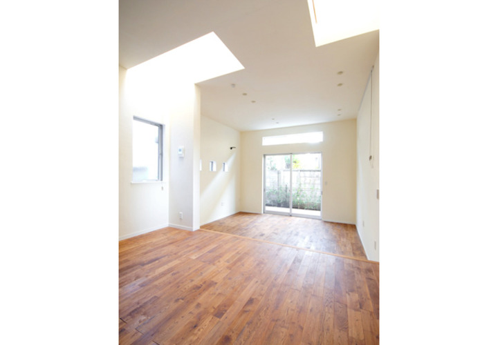 天井からの採光を取り入れたリビング