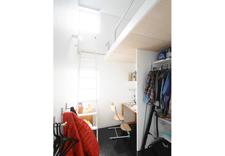 H邸　立体的な利用でコンパクトに設えられた子供室