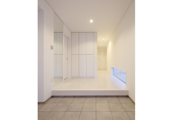 白を基調とした玄関