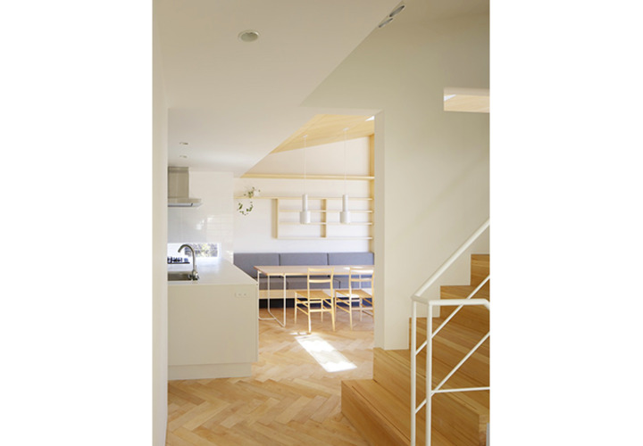 廊下からダイニングを見る