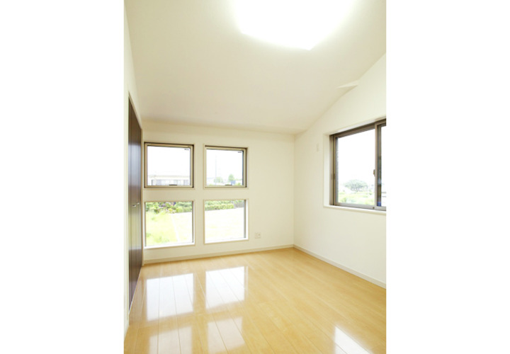 複数の窓から自然光を取り入れたリビング