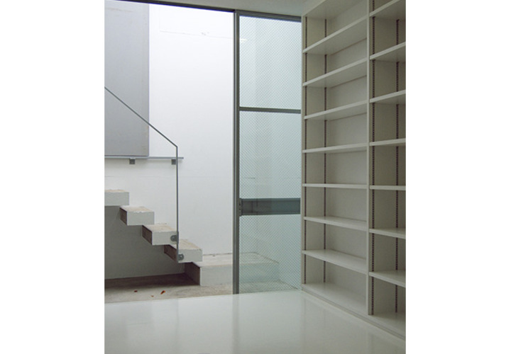 すっきりシンプルなデザインの大容量壁面収納