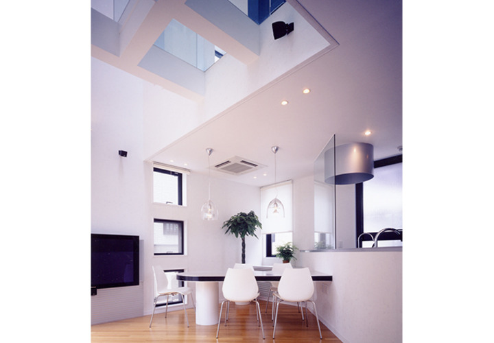 三角のキッチンと吹き抜けた「ひろま」