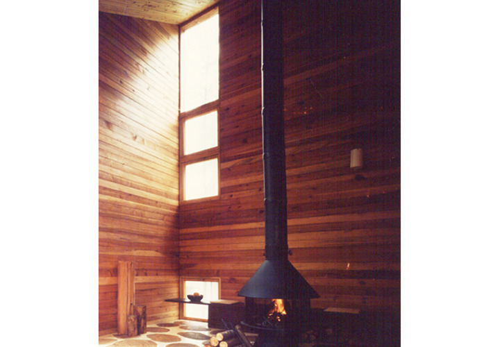 薪の燃える炎、はぜる音が人をひきつけます