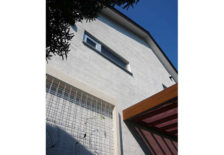 下から見上げた外観