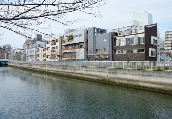川のそばに佇む外観