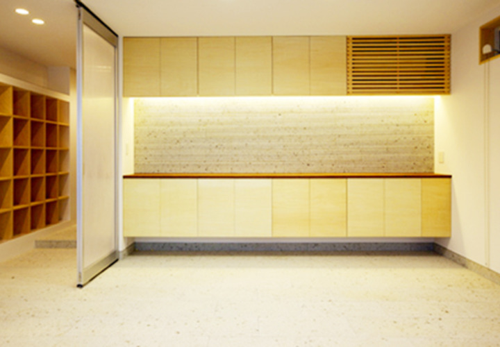 大谷石のリブ加工した壁に間接照明をあてた応接室