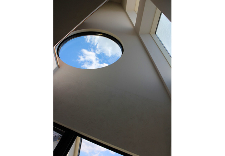 丸い窓からのぞく青空