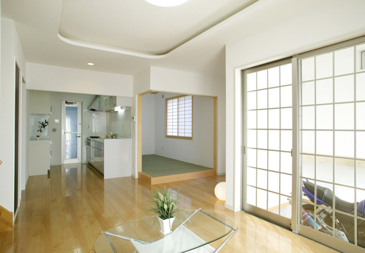 リビングから眺めるキッチン