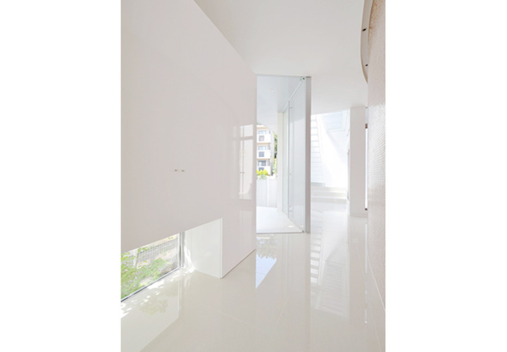 F邸　明るい玄関ホール