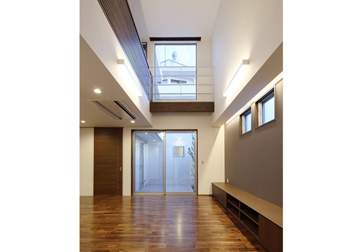 リビングから中庭を望む