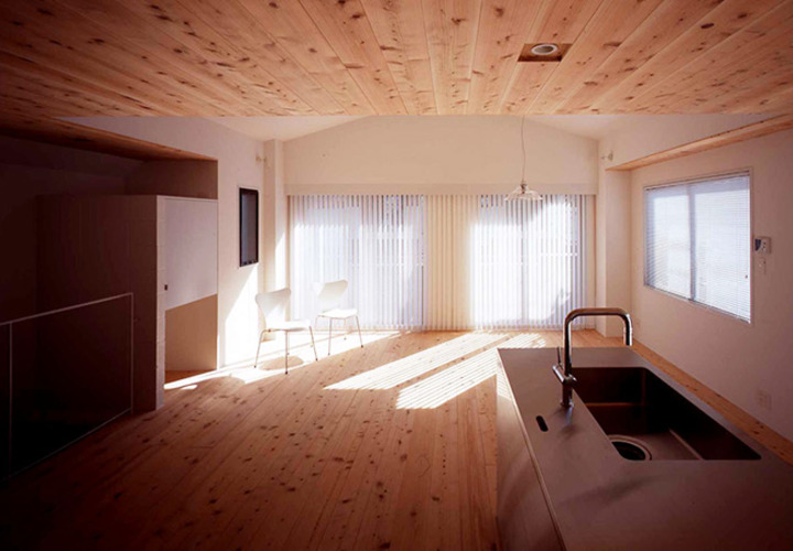 天井に変化をつけ、開放感ある空間にしたリノベーション