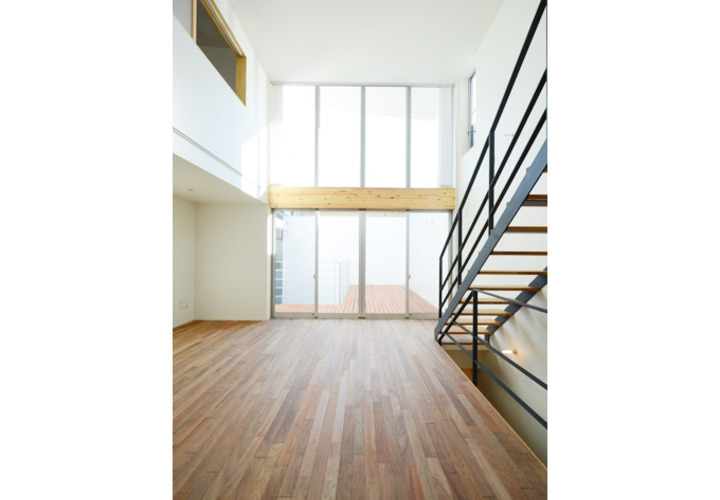 空と繋がる壁一面の窓