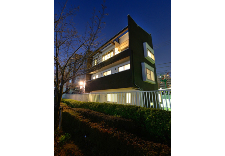 夜の静寂の中で浮かび上がる外観