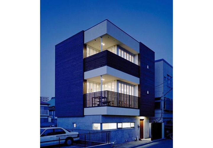 リビングの明かりが照らす夕景外観