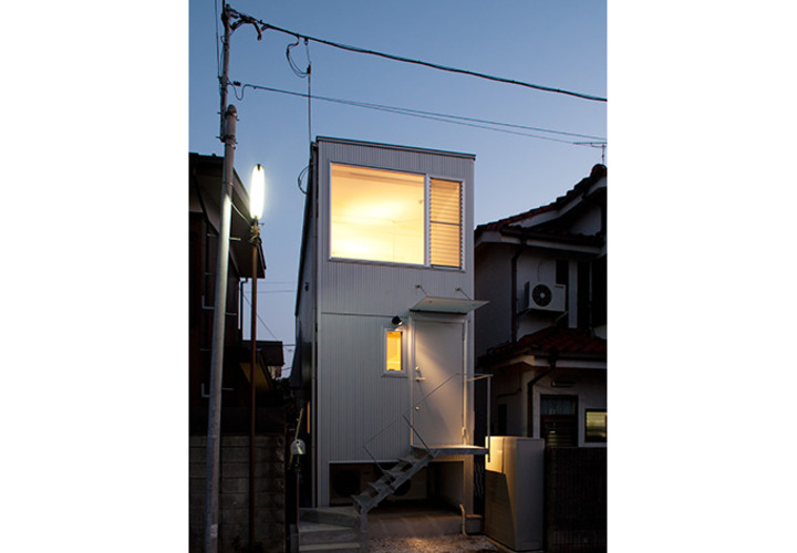 やわらかいオレンジの光が似合う外観