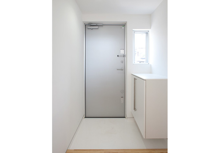 明るい光の差し込むスタイリッシュな玄関