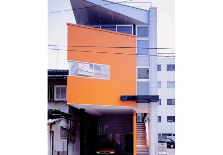 3階建て住宅のガレージ