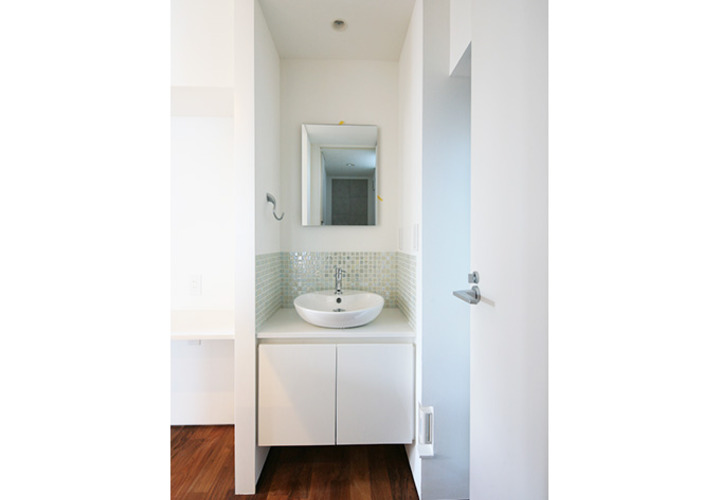 人工大理石を使用した洗面台収納