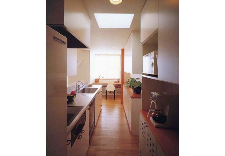 キッチン脇にはホビー用のワークデスク