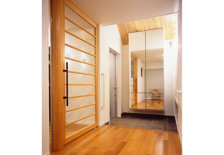 玄関はミラー収納が来客を迎えます。