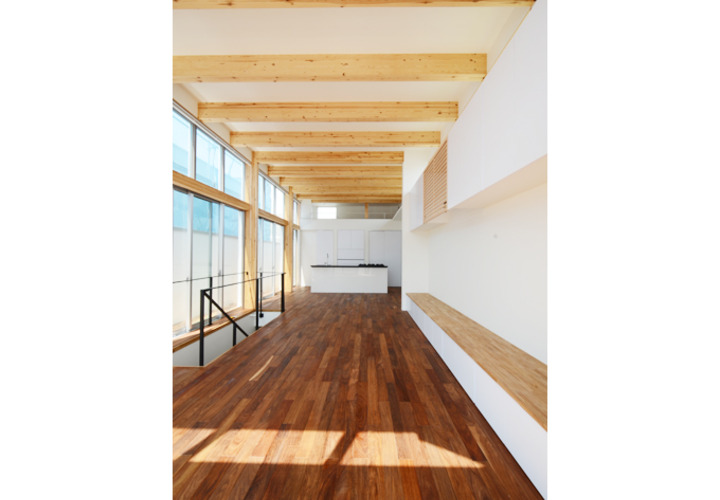 無垢フローリングと梁のハーモニー