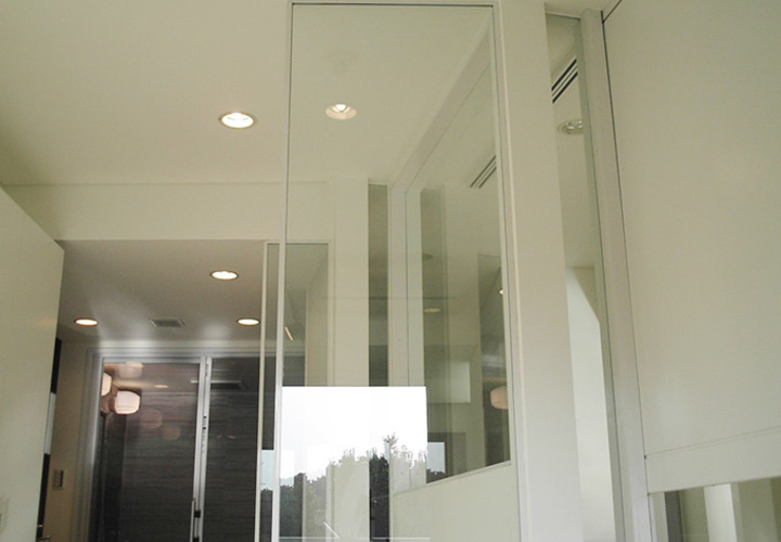 浴室まで視線が通る寝室