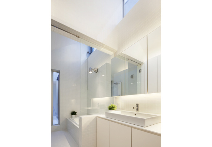 ガラス戸を使った2階の浴室洗面