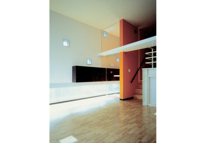 ロフトと吹抜け空間を色の対比で造ったデザイン