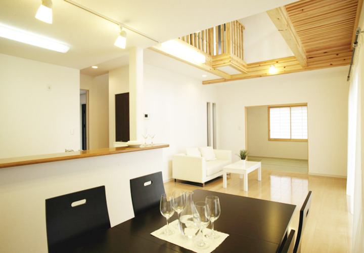 ダイニングから眺めた家全体の大きな空間を味わうリビングと和室