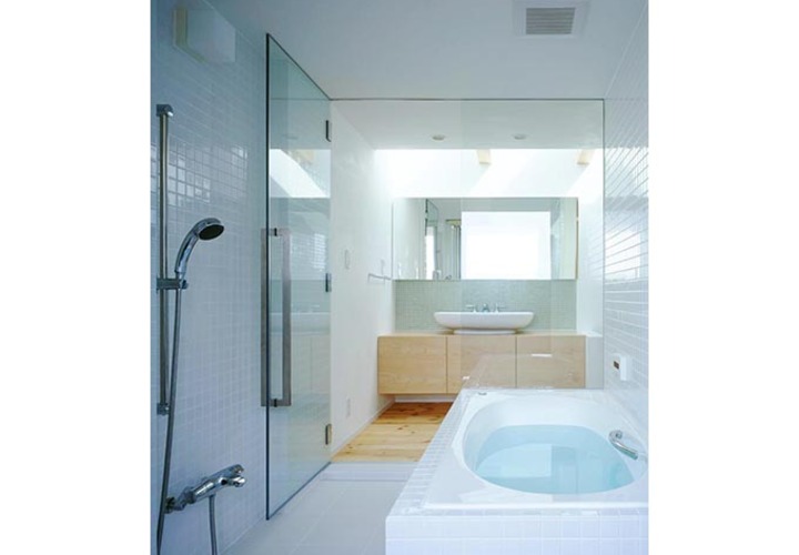 ガラス扉で広く感じる浴室