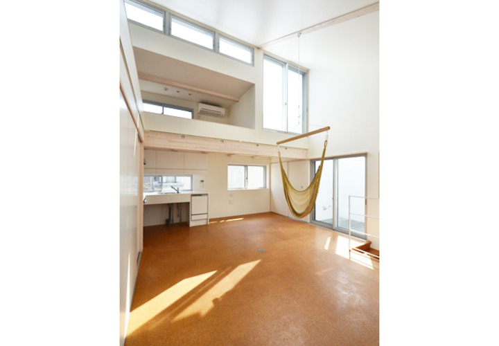 ハイサイドライトで自然光が降り注ぐ