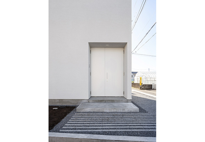 箱を押し込んだようなエントランス