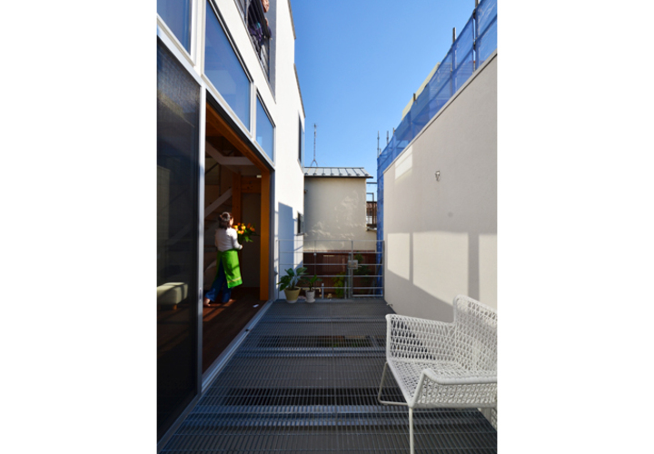 グレーチング床がモダンなコート