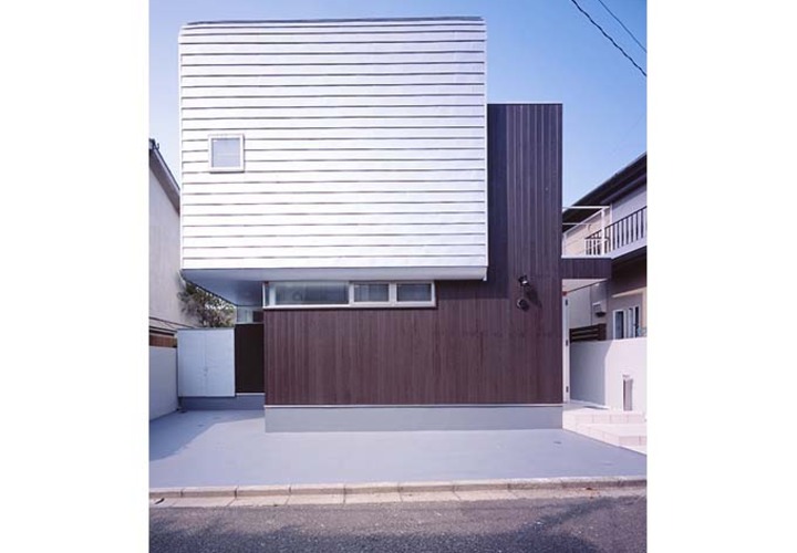 2階部分が浮遊しているような外観