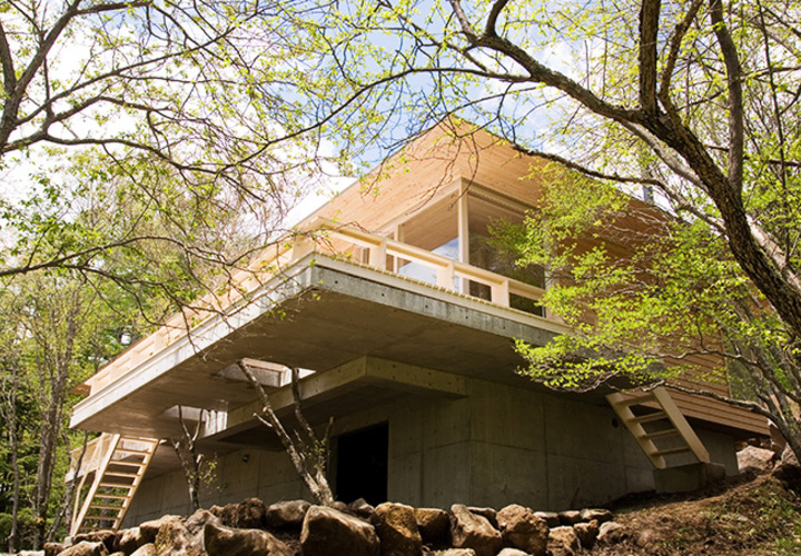 緑に囲まれた広いテラス