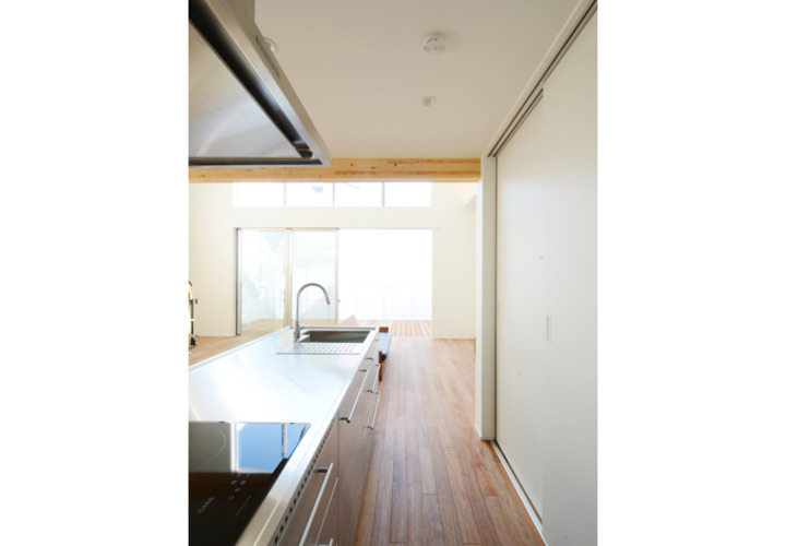 キッチンの背面には大容量の収納棚