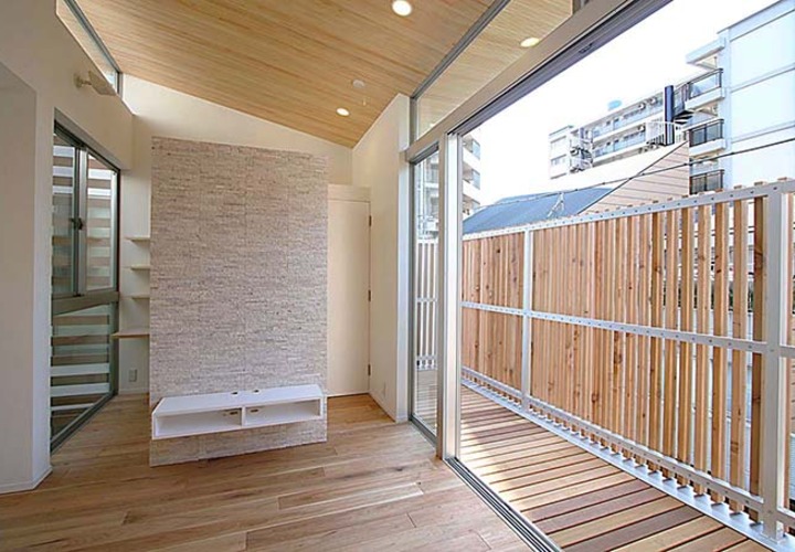 リビングと一体化したフラットのバルコニー