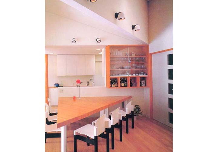 二等辺三角形のジャイアントテーブル2つ