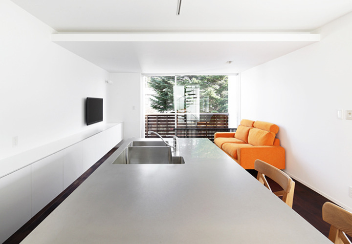 色のコントラストが鮮やかな室内