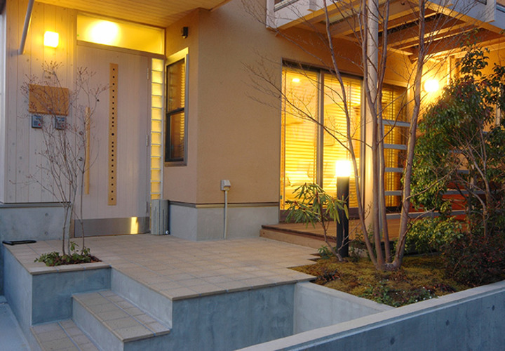 １階テラスと一体になった玄関アプローチ