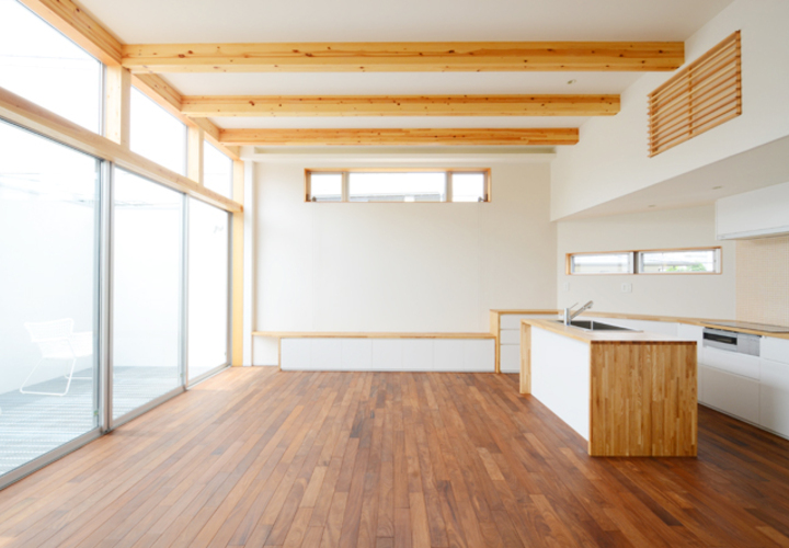 無垢材でまとめたリビングダイニング