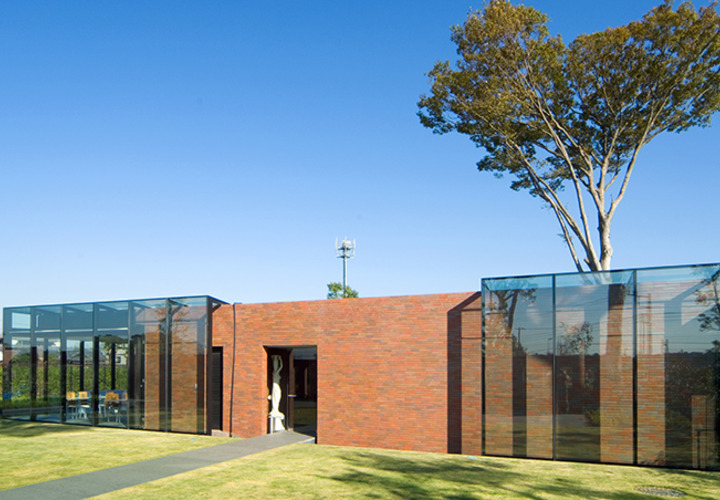 ガラス張りが特徴的なファサード