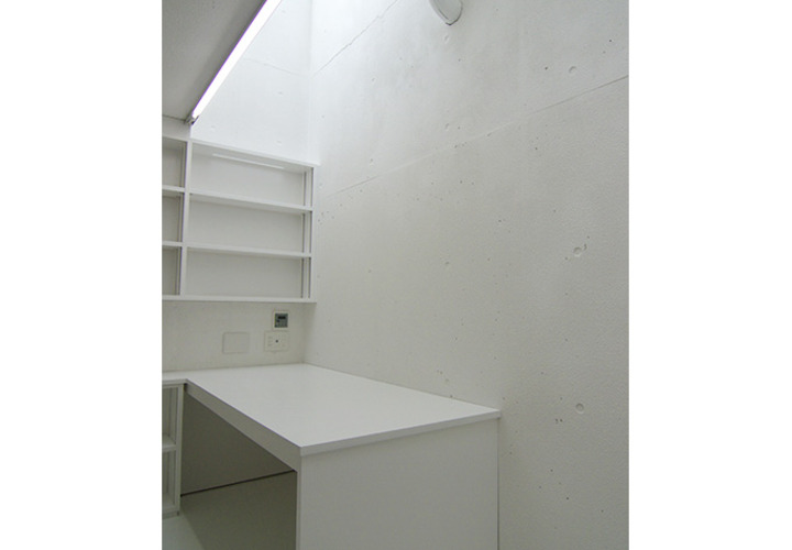 多目的に使える真っ白な作業台と収納