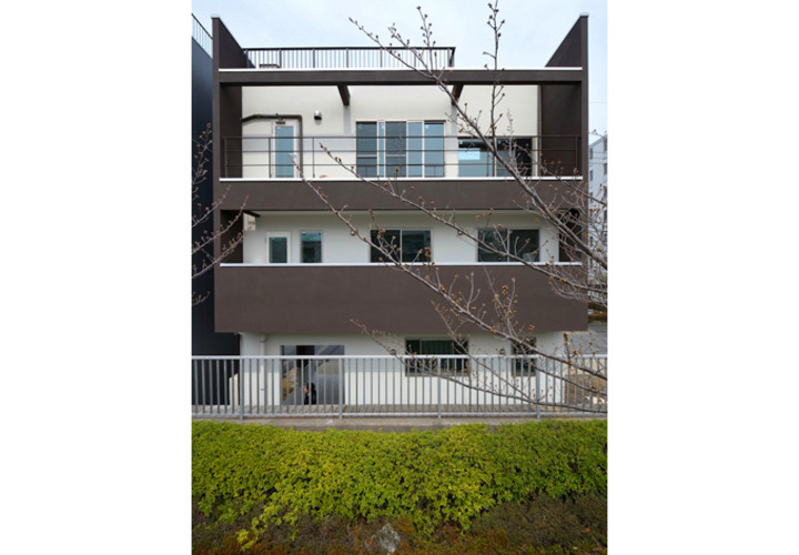 桜並木に面した窓